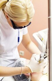 Az orvos fototermolízist végez